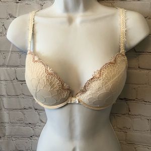 Chantelle Nude Color Cream Lace Bra 34D Adjustable Straps 2 Hook & Eye Closure